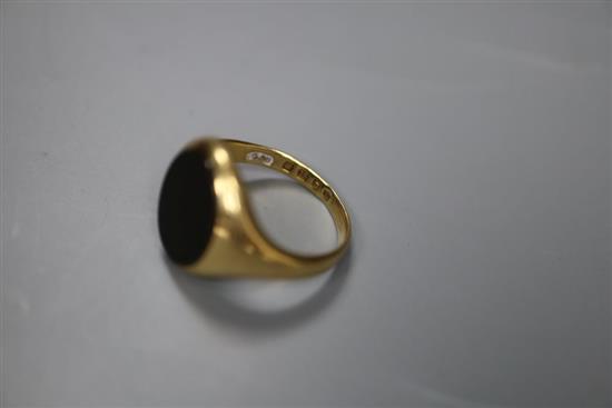 A 1920s 18ct gold and brown chalcedony? set oval signet ring, size M, gross 6.4 grams.